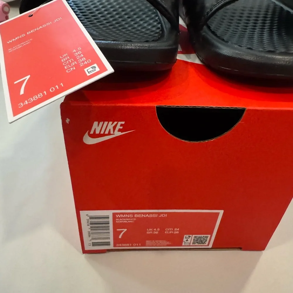 Nike Women’s Benassi JDI Black Slide Sandals NWT - Picture 3 of 3